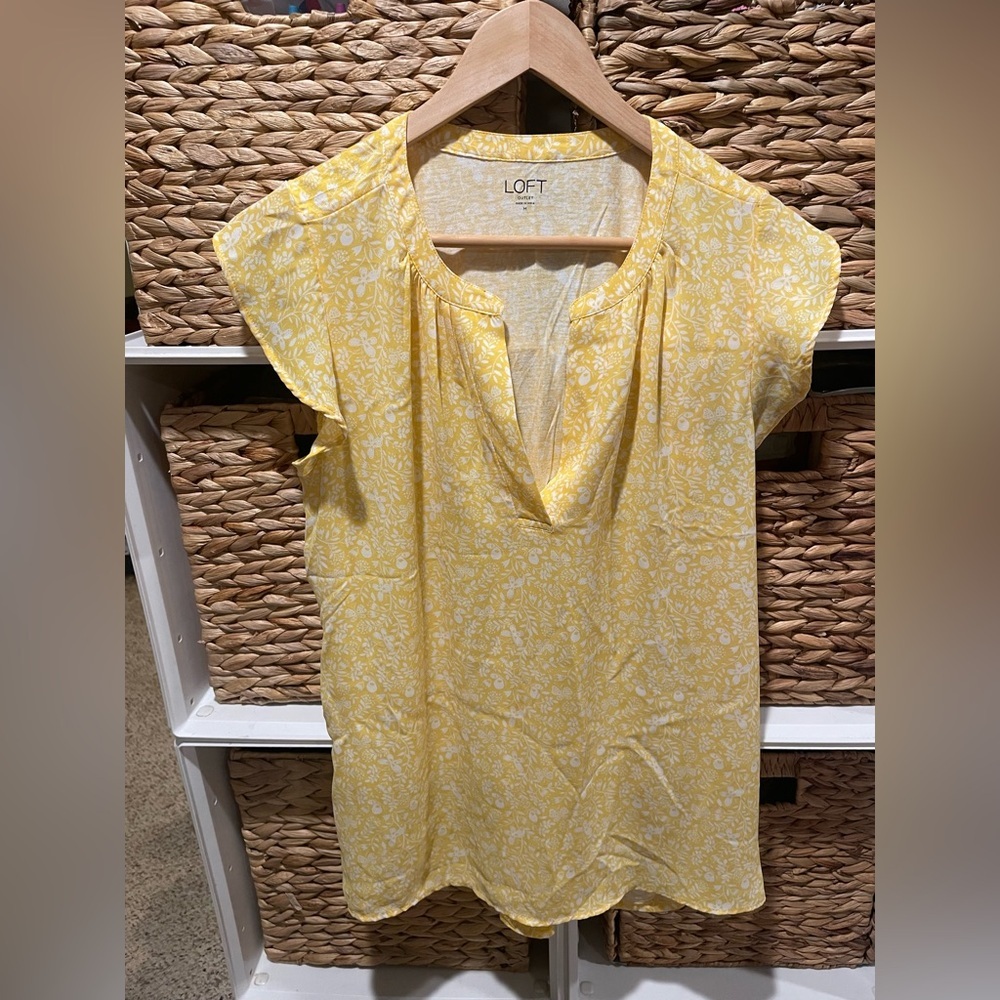 Value Bundle Womens Tops Dressy Summer Blouses/Tanks/T-Shirt (Size S/M) Set of 4 - Picture 2 of 12